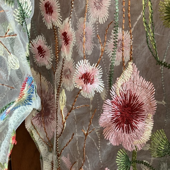 Embroidered blouse - Picture 6 of 10